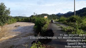 Akses Jalan Penghubung Muara air Dua Hiang Pungut Amblas,Longsor Akibatkan Lima Desa Terisolir