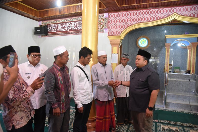 Ramadan Berbagi, Bupati Tapsel dan Ketua TP PKK Salurkan Ratusan Paket Sembako 