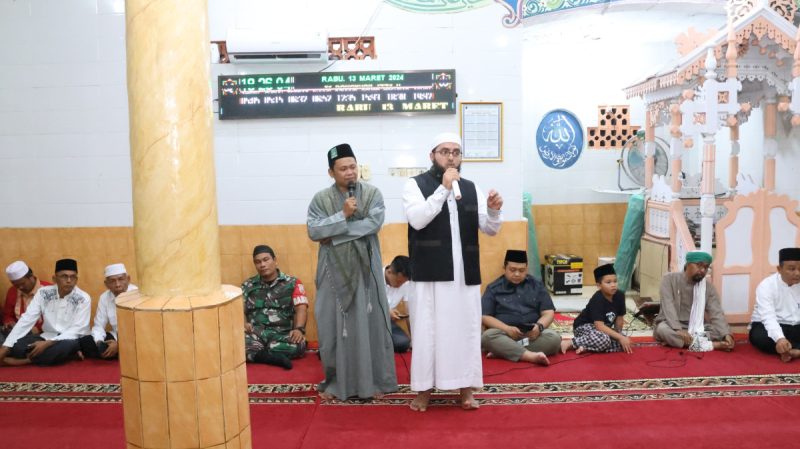 Bupati Tapsel Buka Puasa Sekaligus Sholat Tarawih Bersama Masyarakat Batang Toru