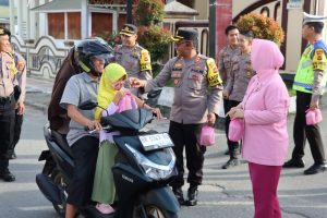 Berkah Ramadhan, Polres Kerinci Dan Tim Bhayangkari Bagikan Takjil Gratis