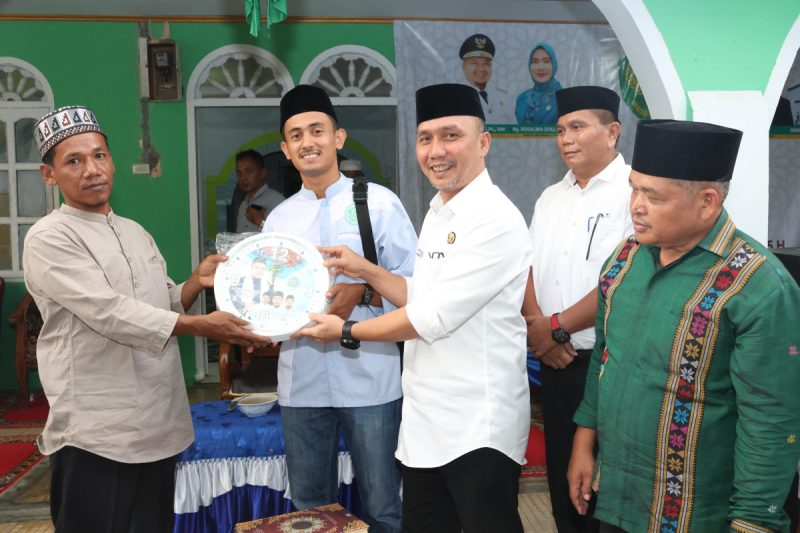 Ramadan Ke-9, Bupati Tapsel Bagikan Bantuan Ke Masyarakat Tantom Angkola