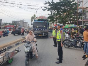 Beri Keamanan dan Kenyamanan Saat Jual Beli Takjil, Kompi 2 Siaga Polres Rokan Hilir Gelar Patroli