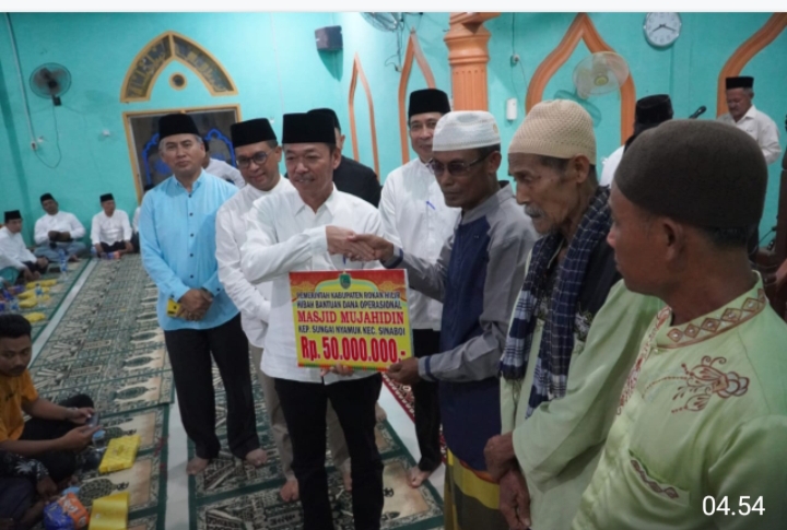 Safari Ramadhan Malam Kedua, Bupati Rohil Afrizal Sintong Epi Sintong Salurkan Bantuan Operasional Masjid Mujahidin Sungai Nyamuk