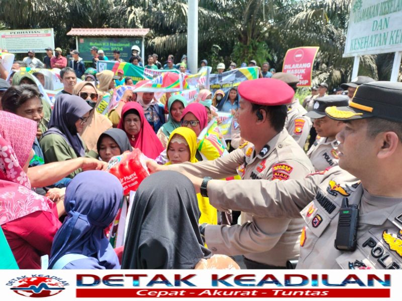 Teriknya Matahari, Polisi Bagikan Minum Gratis Kepada Masyarakat Pendemo