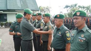 Dandim 0417/Kerinci Pimpin Upacara Korp Raport Kenaikan Pangkat Dan Bagikan Bingkisan Lebaran