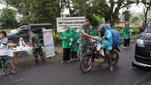 Dandim Bersama Anggota Dan Persit Bagikan Takjil