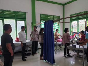 Dinkes Nisel Kunjungi Pasien Malaria Di Pulau-Pulau Batu Tello