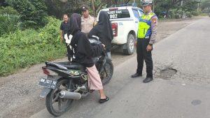 Bantu Ibu-ibu Mengalami Bocor Ban, Anggota Polsek Tualang Berikan Bantuan