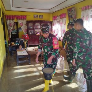 Pasca Banjir Babinsa Bantu Masyarakat
