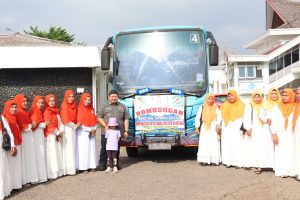 Bupati Tapsel Berangkatkan Jamaah BKMT Ikuti Halal Bi Halal Ke Medan