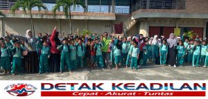 Melalui Kegiatan Berenang, Guru Kelas 3 MeLatih Motorik Anak Didik SDN 08 Pinang Sebatang Timur di Kolam Renang.