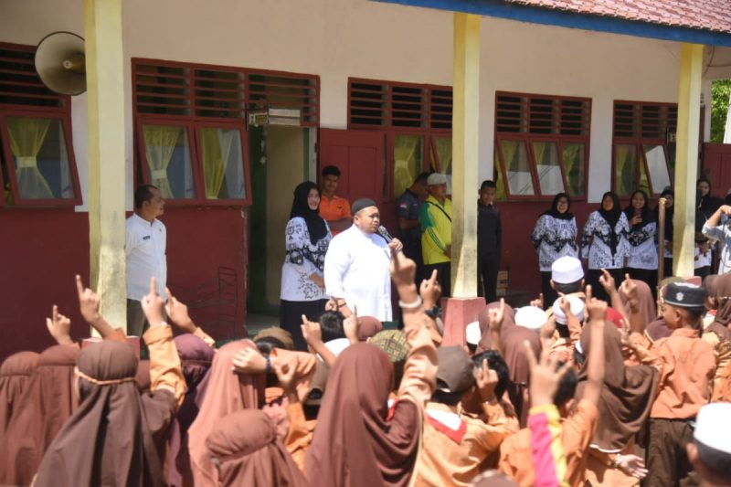 Bupati Bagikan Susu Gratis Ke Anak Sekolah Dasar Sebagai Stimulus Semangat Belajar
