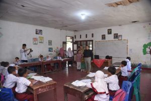 Bupati Tapsel Membagi Susu Gratis Pagi-Pagi kesekolah SD Pargarutan