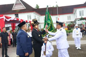 Pj Gubsu Serahkan Tunggul Kecamatan Terbaik I Kategori Kabupaten Tingkat Provsu Ke Camat Sipirok