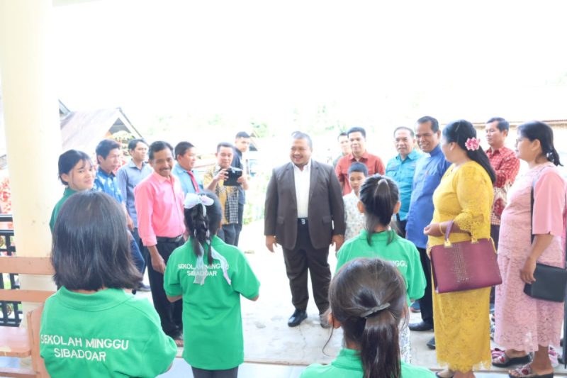 Kedatangan Bupati Tapsel dan Thariq Disambut Hangat Anak-Anak Sekolah Minggu