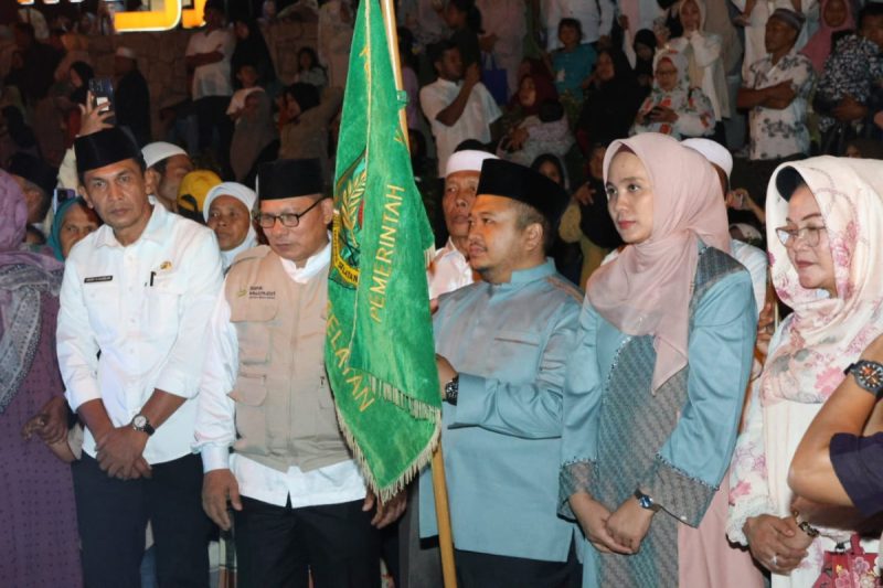 Ribuan Masyarakat Padati Pelepasan 220 JCH Tapsel Menuju Asrama Haji Medan