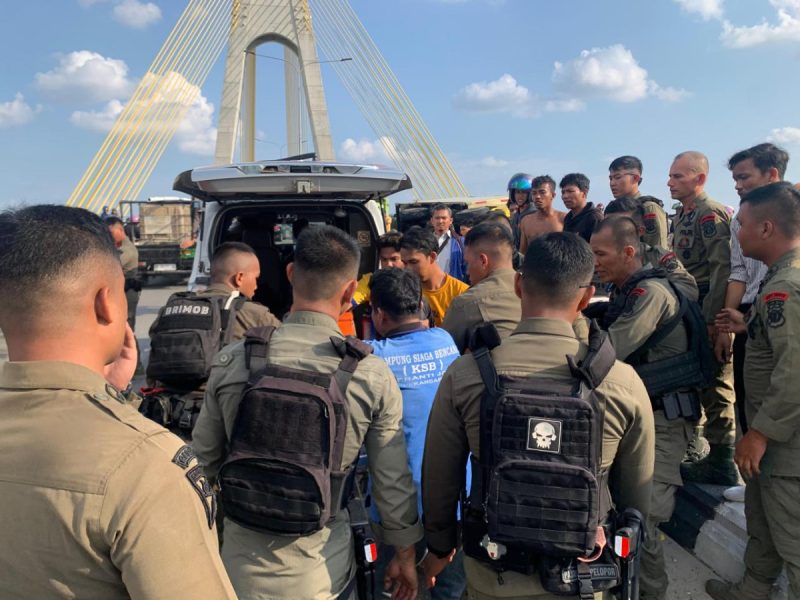 Usai latihan, Brimob Polda Riau bantu korban kecelakaan di jembatan leton 4