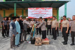 Polres Kampar Gelar Bakti Sosial Religi, Lakukan Goro di Masjid Nurul Iman Desa Kampar
