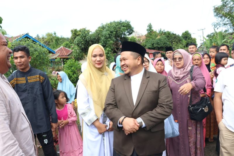 Bupati Tapsel dan Keluarga Laksanakan Salat Iduladha Bersama Warga Tanjung Dolok