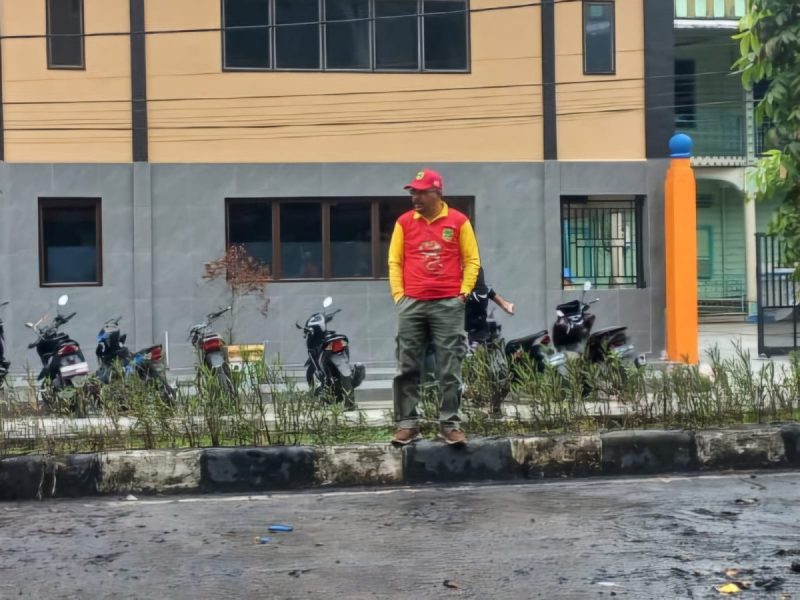 Kadis LH Suwandi Turun Langsung Bersih Bersih Kota Bagansiapiapi