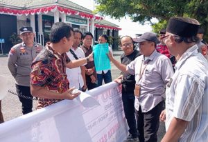 Serahkan Surat Laporan, LSM Brajo Sakti Gelar Aksi Lanjutkan Di Kejari Sungai Penuh