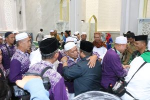 Bupati Dolly Pasaribu Sambut Kedatangan Jemaah Haji Tapsel Dengan Penuh Rasa Haru