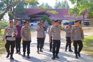 Usai Apel Pagi Kapolres Rohil Lakukan Pengecekan Kesiapan Pelayanan Personel Sarana Dan Prasarana Di Seputaran Mapolres Rohil