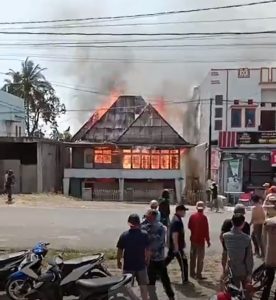 Si Jago Merah Mengamuk,Satu Unit Rumah Depan Pasar Hiang Ludes Terbakar