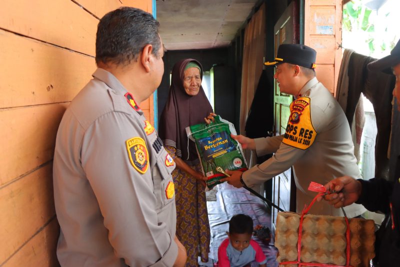 Kapolres Rohil AKBP Isa Imam Syahroni SIK MH Bersama Jajaran Memberikan Bantuan Tali Asih Bagi Warga Yang Kurang Mampu