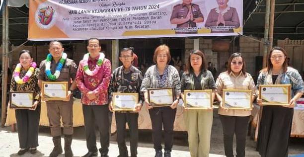 Asisten Fataloza Giawa Hadiri Giat Bakti Sosial Yang Diselenggarakan Kejari Nisel Di Desa Sisarahili Susua