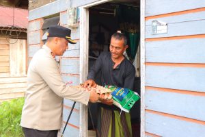 Cooling System Jelang Pilkada 2024, Kapolres Rohil Sambangi Warga dan Bagikan Sembako