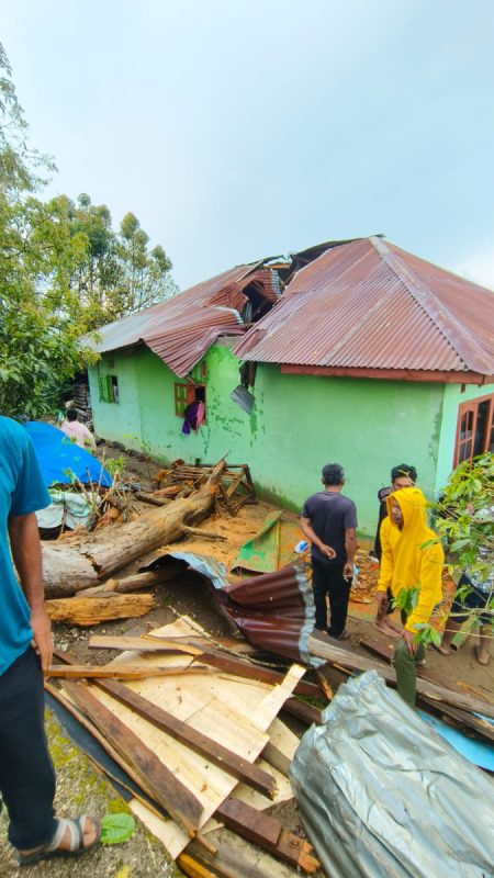 8 Pintu Rumah, 1 Orang meninggal Dunia dan 8 Orang Luka Akibat Hujan Lebat dan Angin Puting Beliung