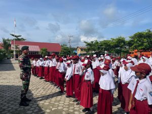 Peduli Pendidikan di Perbatasan, Satgas Pamtas Yonarmed 11 Kostrad Bagikan Alat Tulis di SD Negeri 001 Sei Manggaris