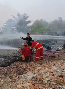 Kalau Sudah Begini Apa Mau Dikata. Salah Satu Gudang BBM Ilegal Dilalap Si Jago Merah
