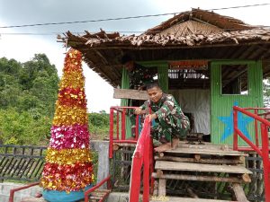 Sambut Perayaan Natal dan Tahun Baru 2025, Satgas Yonif 762/VYS Membuat Pondok Natal dan Pohon Natal