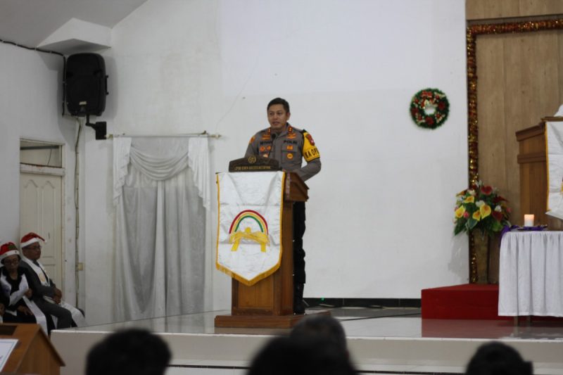 Pastikan Pengamanan Misa Natal Berjalan Lancar Dan Kondusif, Kapolres Ketapang Turun Langsung Pantau Misa Di Gereja