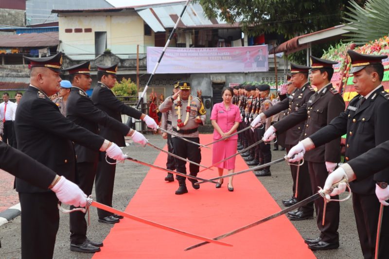 Polres Nisel Sambut Kapolres Baru dengan Tradisi Adat