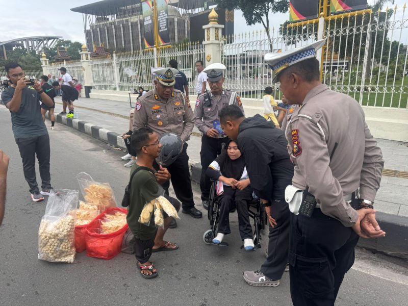 Sembari Olahraga Pagi Dirlantas Polda Riau Sapa Pengunjung CFD Pekanbaru & Bagikan Helm SNI