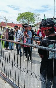 HMI Buru Demo Minta Polres Buru Tangkap Haji Sultan