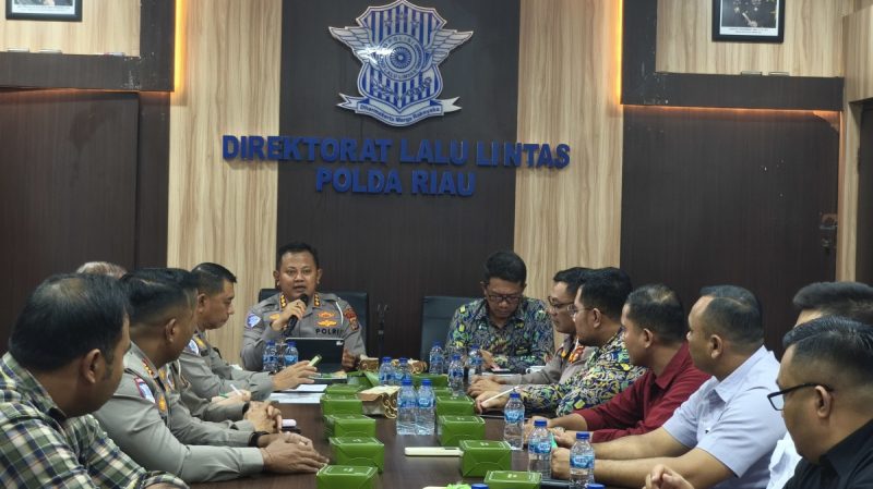 Jelang Hari Libur Dirlantas Polda Riau Pimpin Rapat LLAJ 2025