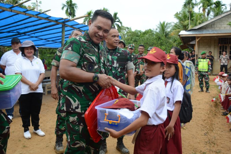 Pangdam I/BB kunjungi SDN 078481 Uluna’ai Hiligo’o di Nias Yang Sebulan tTdak Ada Guru Mengajar Karena Terkendala Medan dan Cuaca