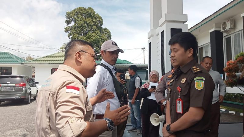 Pihak Kejaksaan Negeri Sungai Penuh Terkesan Arogan Hadapi Aksi Demo LSM Petisi Sakti