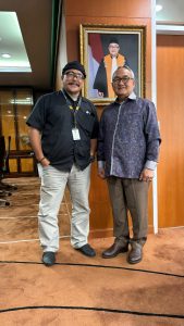 Prof Dr KH Sutan Nasomal kiri bersama Dr .H.Yasardin SH MH Ketua Kamar Agama Mahkamah Agung RI Kanan diruang Kerja Kamar Agama MA Jakarta