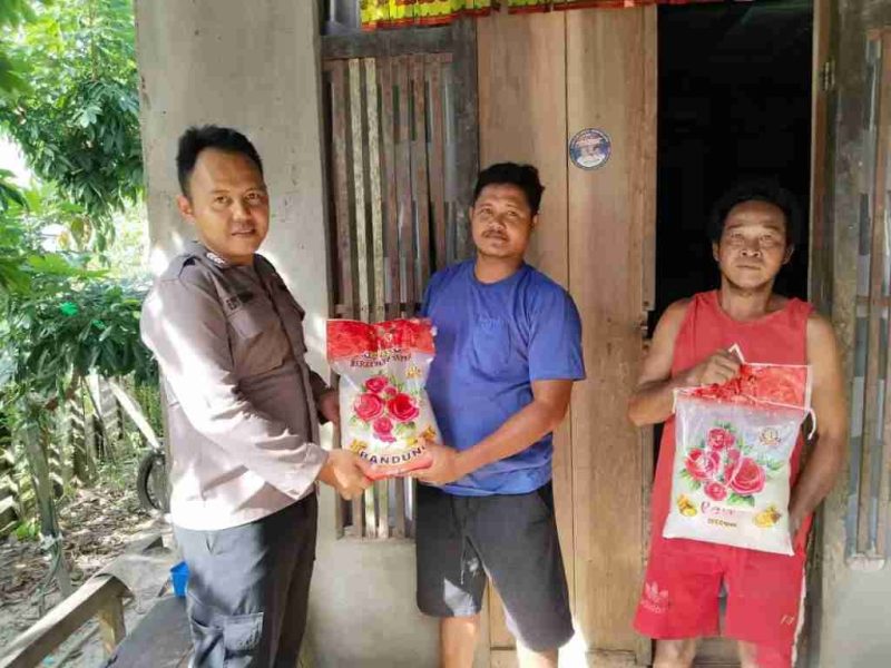 Jum’at Berkah, Bhabinkamtibmas Polsek Tumbang Titi Bagikan Sembako Kepada Warga Desa Binaanya.