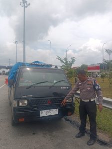 Gerak Cepat Personel SAT PJR Di TOL Permai Amankan Pengendara Lawan Arus Di TOL Permai