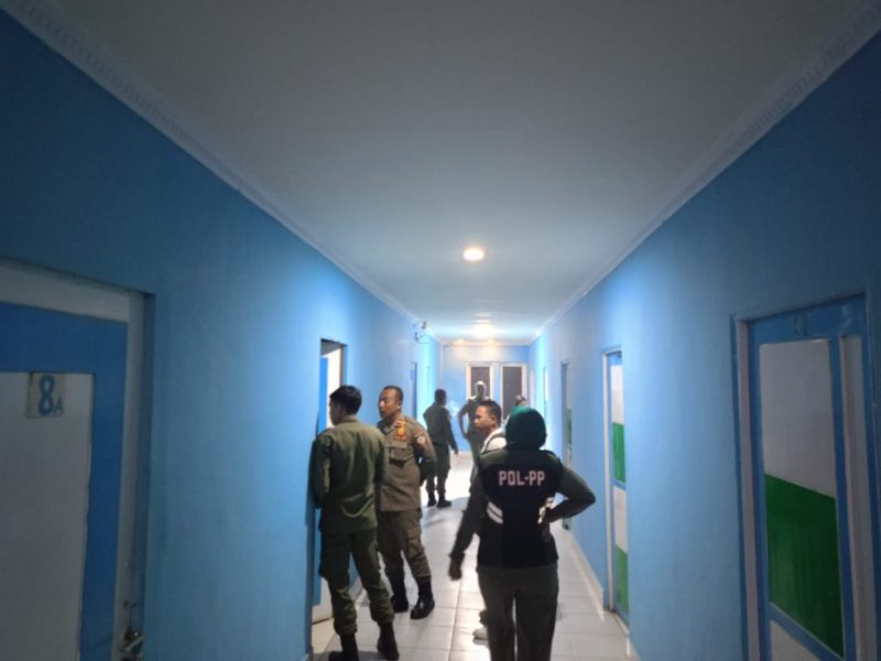 Menggelar Operasi PEKAT,Satuan Polisi Pamong Praja Kabupaten Kayong Utara Menggelar Razia Di Sejumlah Penginapan di Kecamatan Sukadana