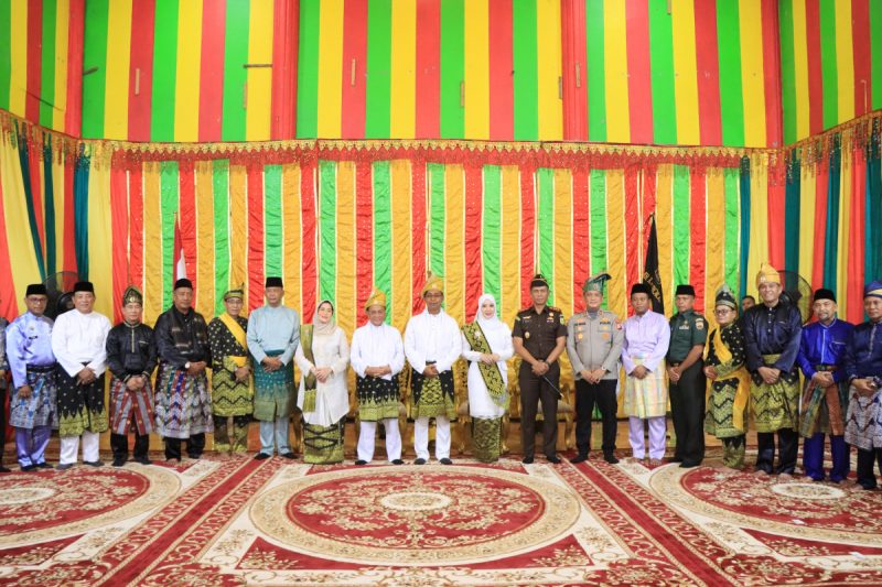 Kapolres Rohil Hadiri Upacara Penyambutan Adat Bupati dan Wakil Bupati Oleh LAMR Rohil di Bagan Siapi-api 