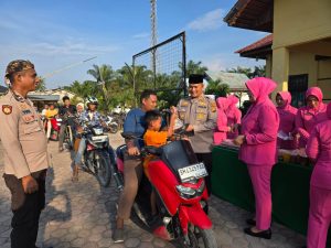 Berkah Ramadhan, Polsek Pujud Polres Rohil bersama Bhayangkari Ranting Pujud Bagikan Ratusan Takjil.