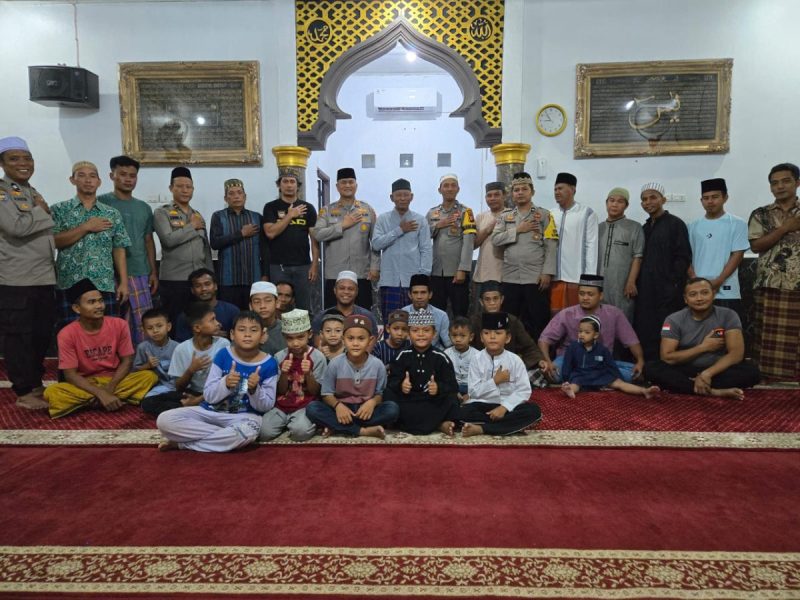 Safari Ramadhan Polres Rohil, 2 Personel Polsek Pujud Menjadi Imam Shalat Isya dan Tarawih di Musholla Nur- Iklhas