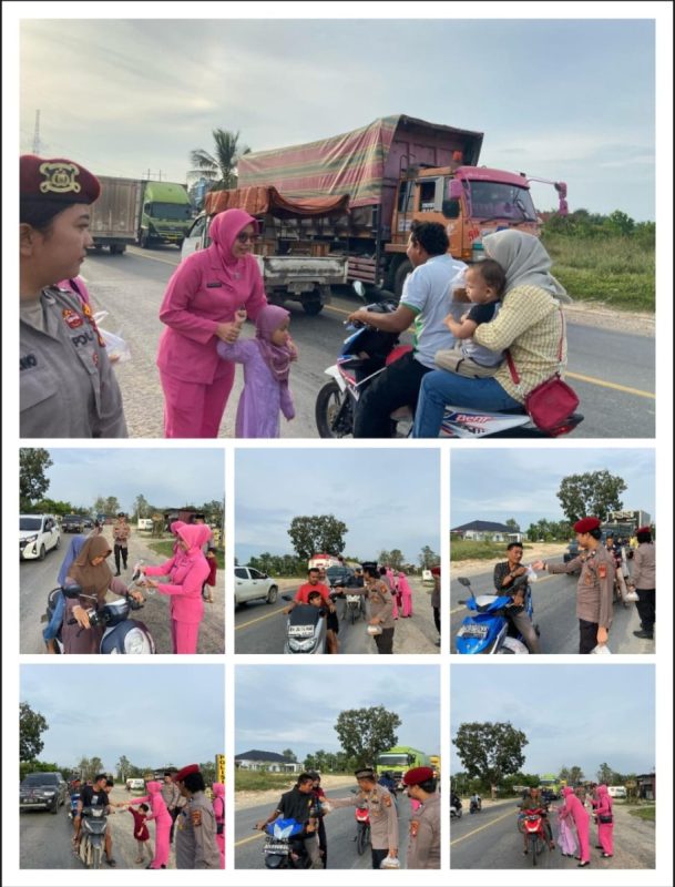 Wujud Kebersamaan Polres Rohil dengan Masyarakat, PJU dan Bhayangkari Bagikan Takjil di Mapolsek Tanah Putih 